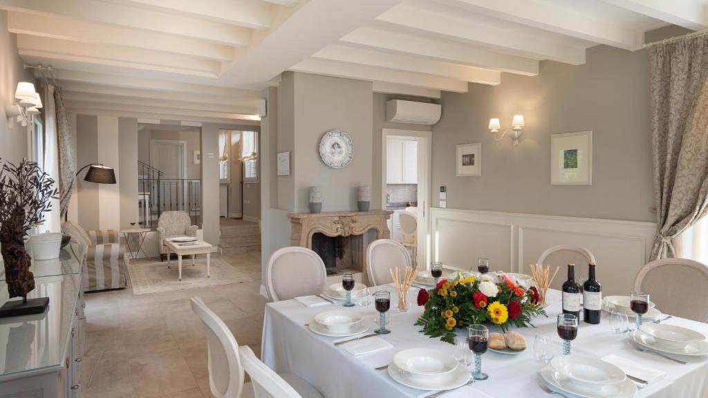 - une salle à manger avec une table et des fleurs dans l'établissement VILLA PERGOLA 8, Emma Villas, à Bologne
