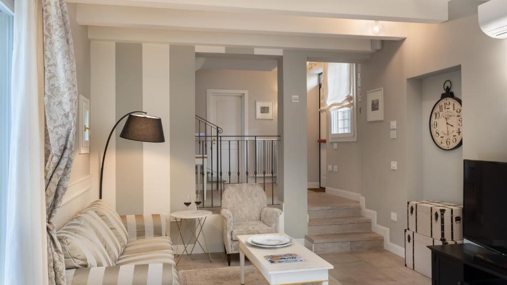 un salon avec un canapé et une table dans l'établissement VILLA PERGOLA 8, Emma Villas, à Bologne