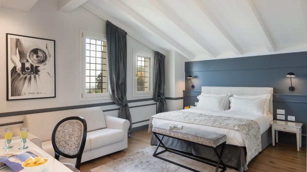 - une chambre avec un lit blanc et un mur bleu dans l'établissement VILLA PERGOLA 8, Emma Villas, à Bologne 45 autres photos