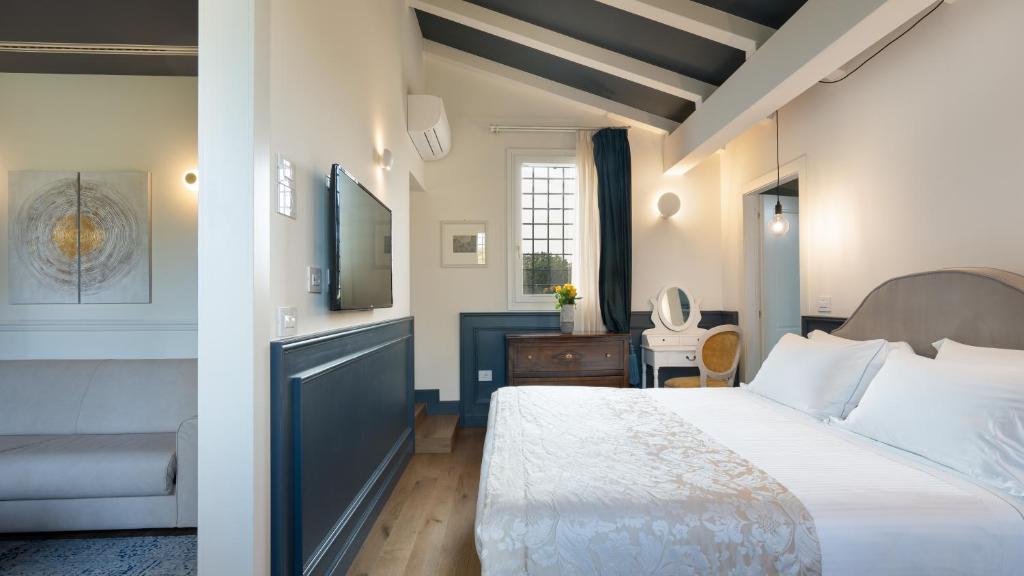 une chambre d'hôtel avec un lit et une télévision dans l'établissement VILLA PERGOLA 8, Emma Villas, à Bologne