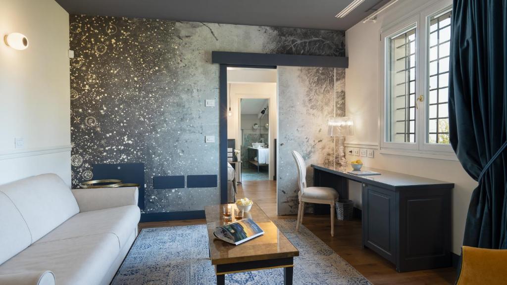 un salon avec un canapé et un bureau dans l'établissement VILLA PERGOLA 8, Emma Villas, à Bologne