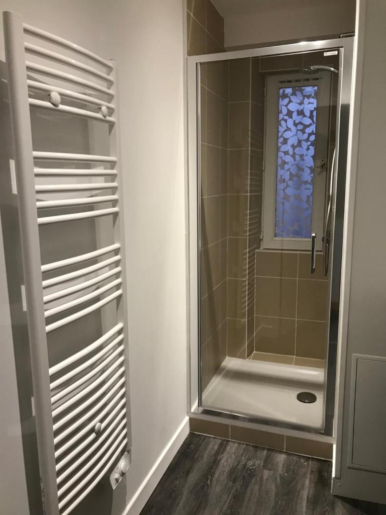 La salle de bains est pourvue d'une douche à l'italienne et d'une fenêtre. dans l'établissement Résidence les 3 Sommets, à Sarcenas