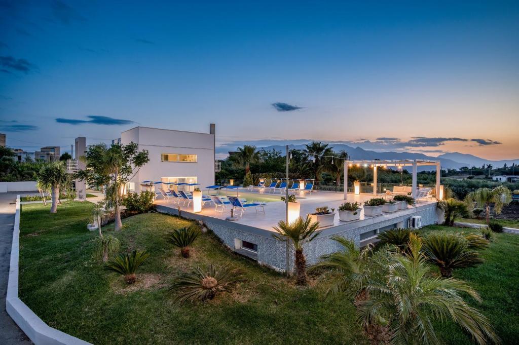- une vue aérienne sur un bâtiment avec des palmiers dans l'établissement Villa Sikelia, à Alcamo