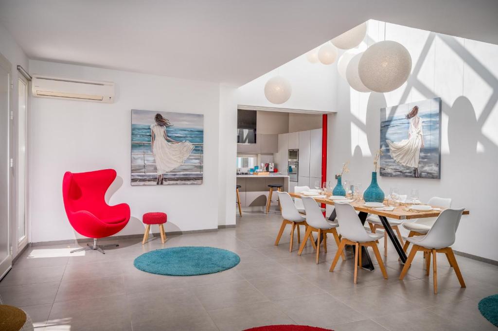 une salle à manger avec une table et des chaises dans l'établissement Villa Sikelia, à Alcamo