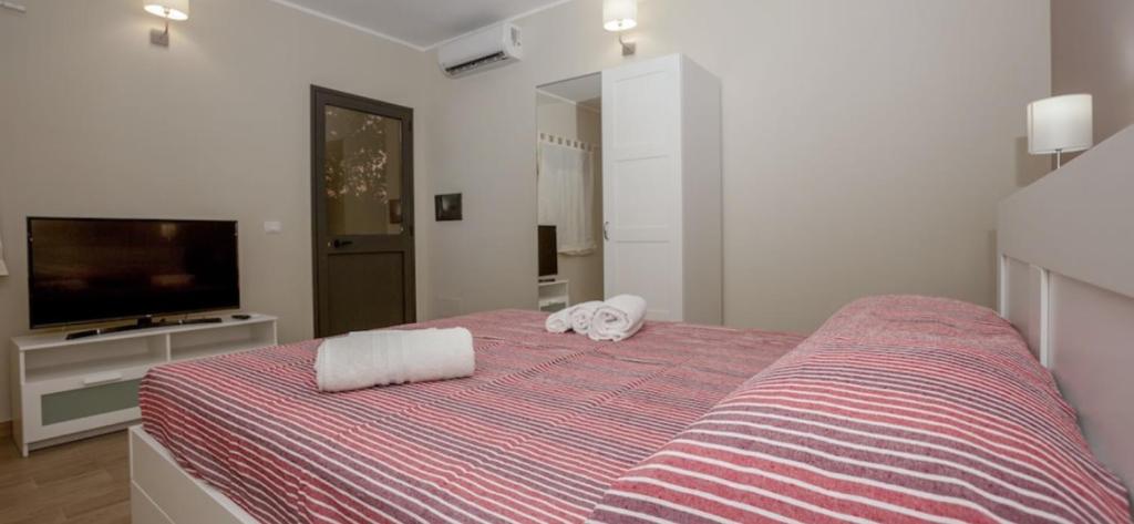 une chambre avec un lit avec deux serviettes dessus dans l'établissement Villas Sport And Beach, à Fanusa 19 autres photos