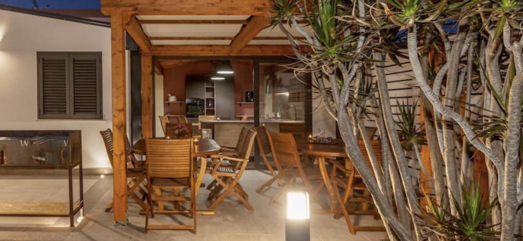 une salle à manger avec une table et des chaises dans l'établissement Villas Sport And Beach, à Fanusa