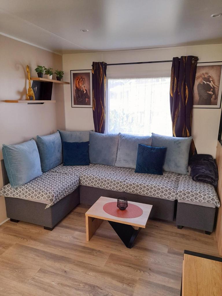 un salon avec un canapé et une table dans l'établissement L EVASION, à Pont-Aven