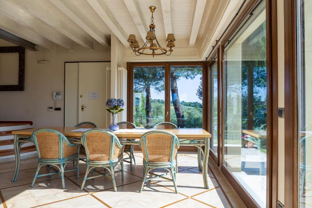 une salle à manger avec une table et des chaises dans l'établissement Villa Rolls - Porzione di Villa con piscina,giardino e parcheggi, à Riccione