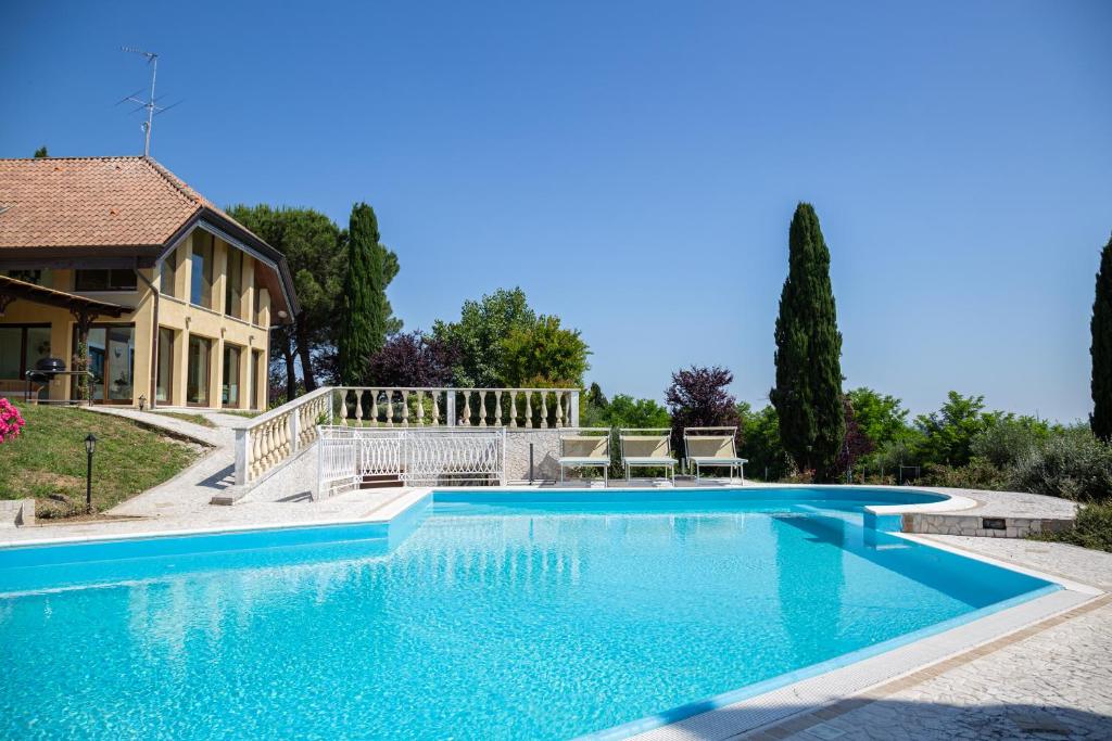 une piscine devant une maison dans l'établissement Villa Rolls - Porzione di Villa con piscina,giardino e parcheggi, à Riccione