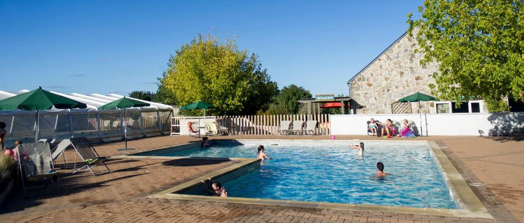 un groupe de personnes jouant dans une piscine dans l'établissement Huttopia Saumur, à Saumur
