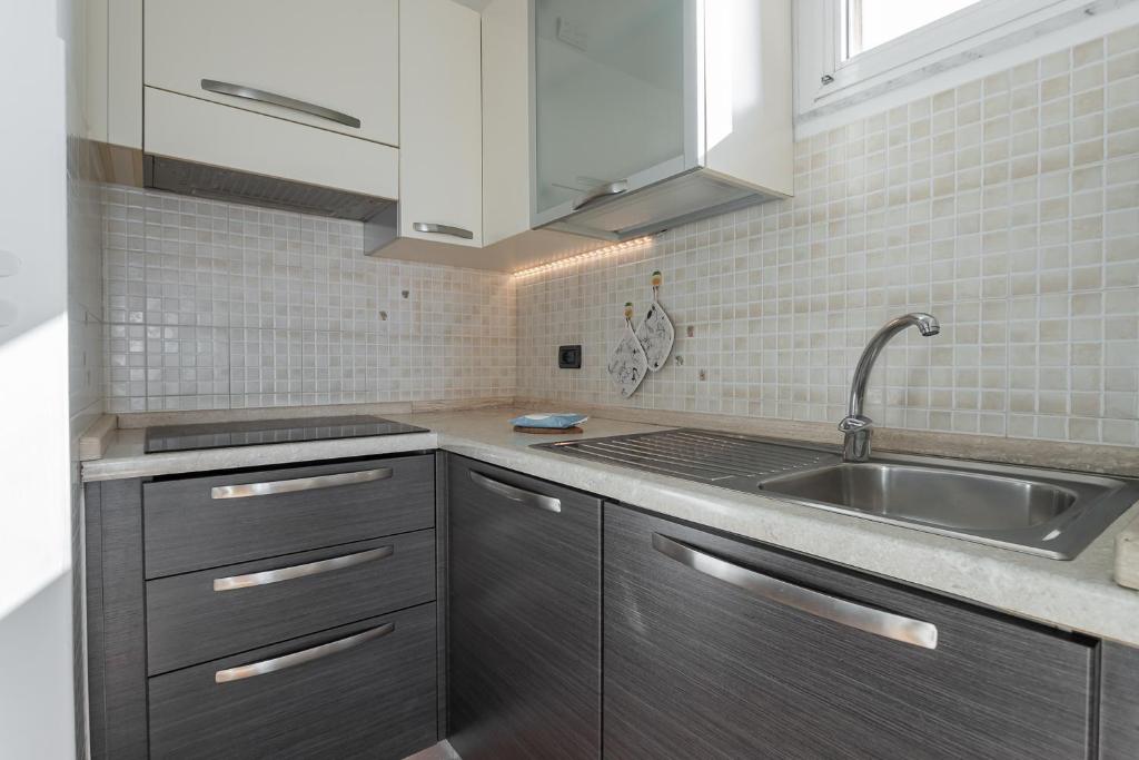 une cuisine avec un évier et un plan de travail dans l'établissement Residence Villa Alda, à Pietra Ligure 194 autres photos