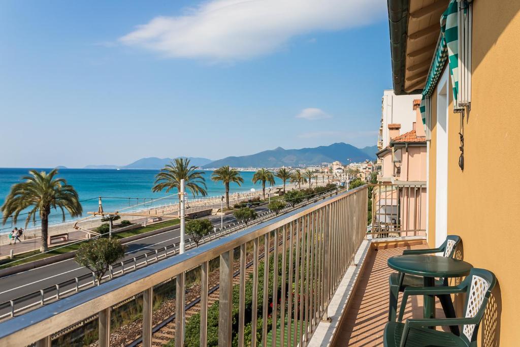 Elle comprend un balcon offrant une vue sur la plage et l'océan. dans l'établissement Residence Villa Alda, à Pietra Ligure