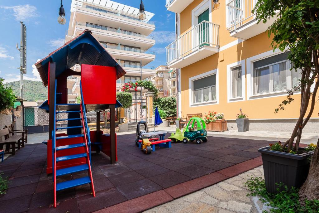 une aire de jeux avec une échelle et une structure de jeu dans l'établissement Residence Villa Alda, à Pietra Ligure