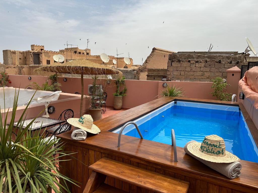 - une piscine sur un balcon avec des chapeaux dans l'établissement Riad l'Esprit des Patios & Spa, à Marrakech