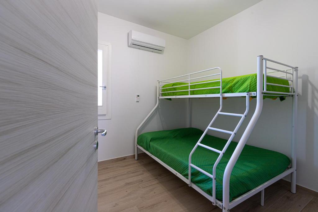 Cette chambre comprend 2 lits superposés avec des draps verts. dans l'établissement Casa Limiuni, à Buonfornello 25 autres photos