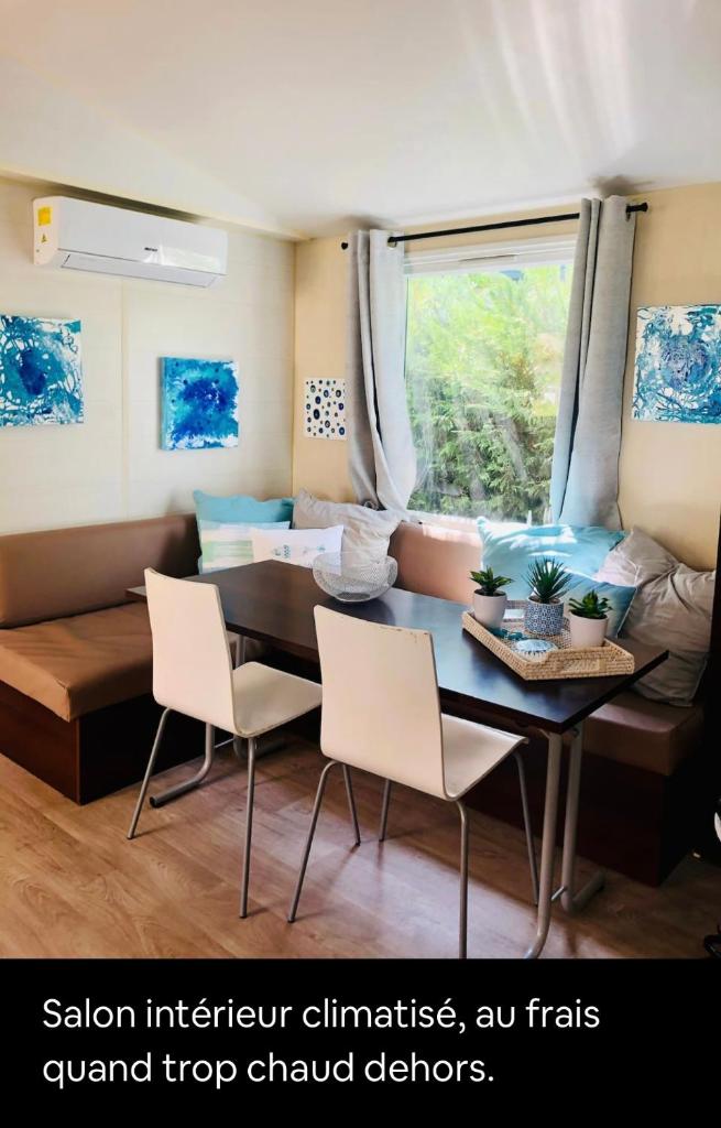 un salon avec une table, des chaises et un canapé dans l'établissement La Paillote de Claire, à La Roque-dʼAnthéron 19 autres photos