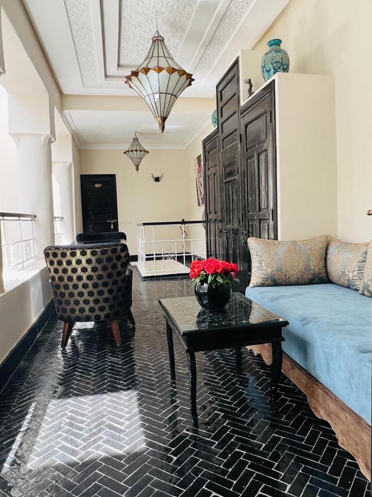 un salon avec un canapé et une table dans l'établissement Riad Oasissime, à Marrakech 35 autres photos