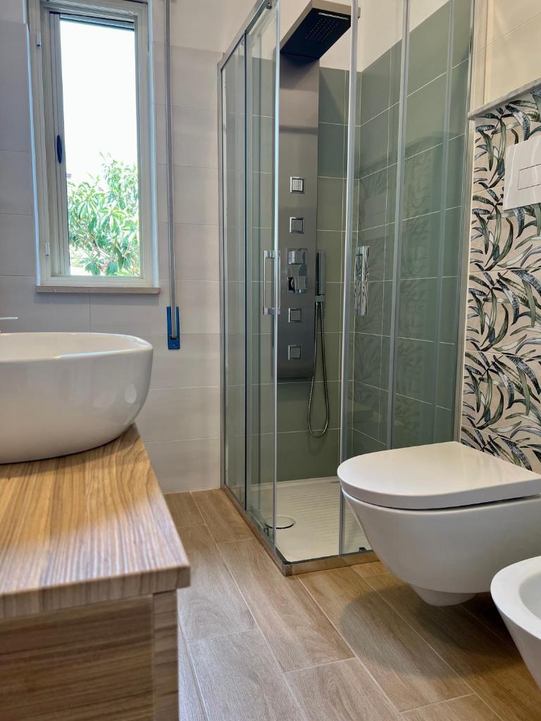 une salle de bain avec une baignoire, un lavabo et une douche dans l'établissement Villa Paladino, à Ioppolo