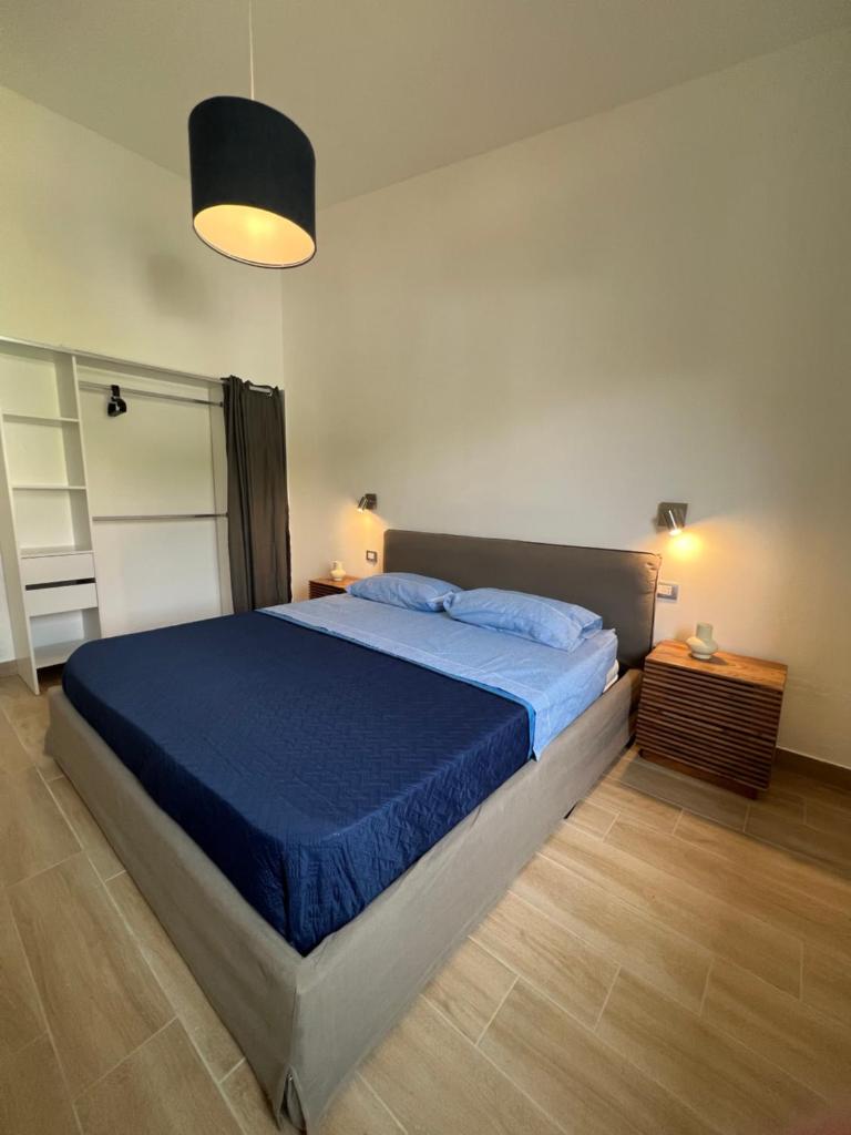 une chambre avec un grand lit avec une couverture bleue dans l'établissement Villa Paladino, à Ioppolo 24 autres photos