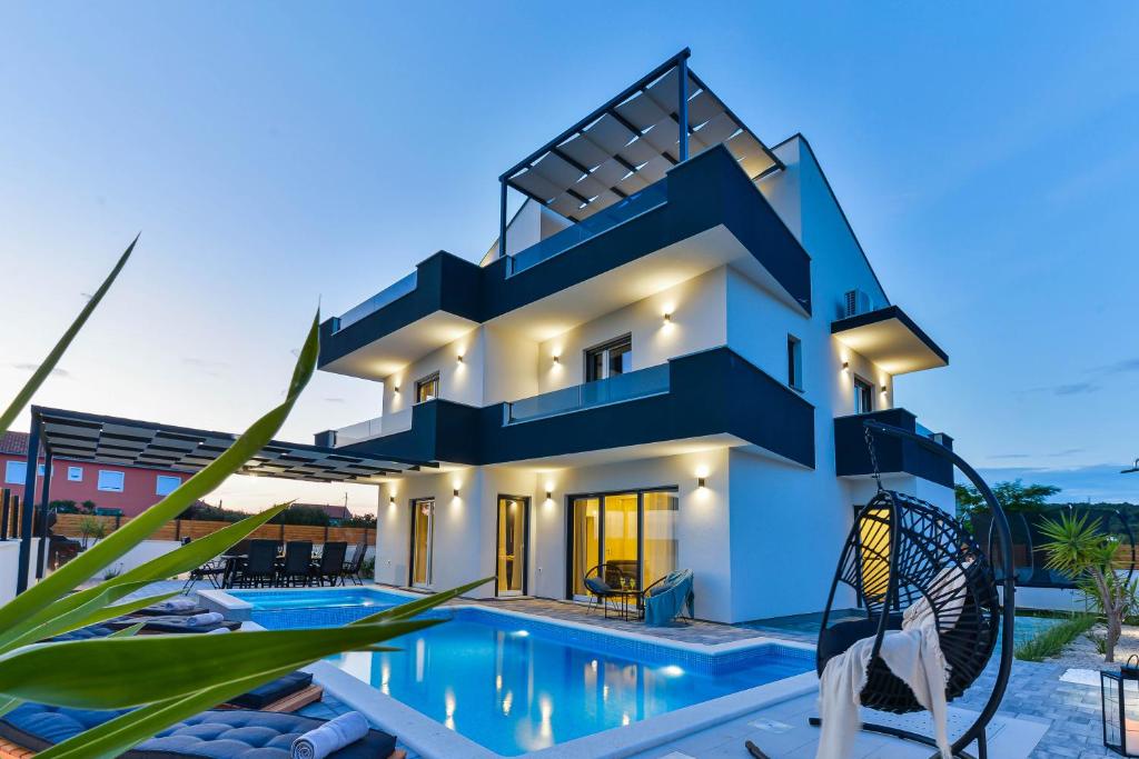 Luxury Villa JoMaNI with heated pool 4