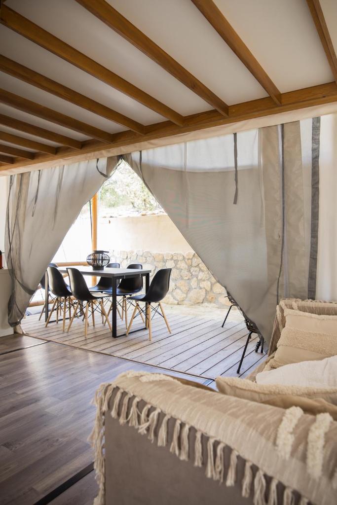 une salle à manger avec une table et des chaises dans une tente dans l'établissement Le lodge de la Catouniere, à Castillon-du-Gard