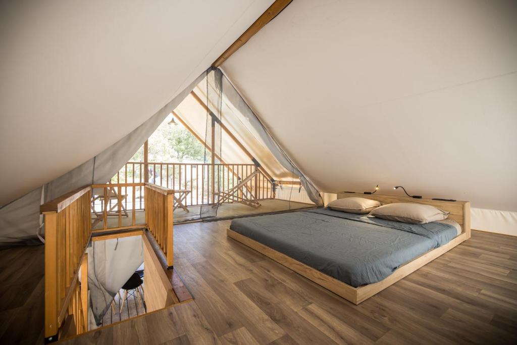 - une chambre avec un lit en mezzanine dans l'établissement Le lodge de la Catouniere, à Castillon-du-Gard