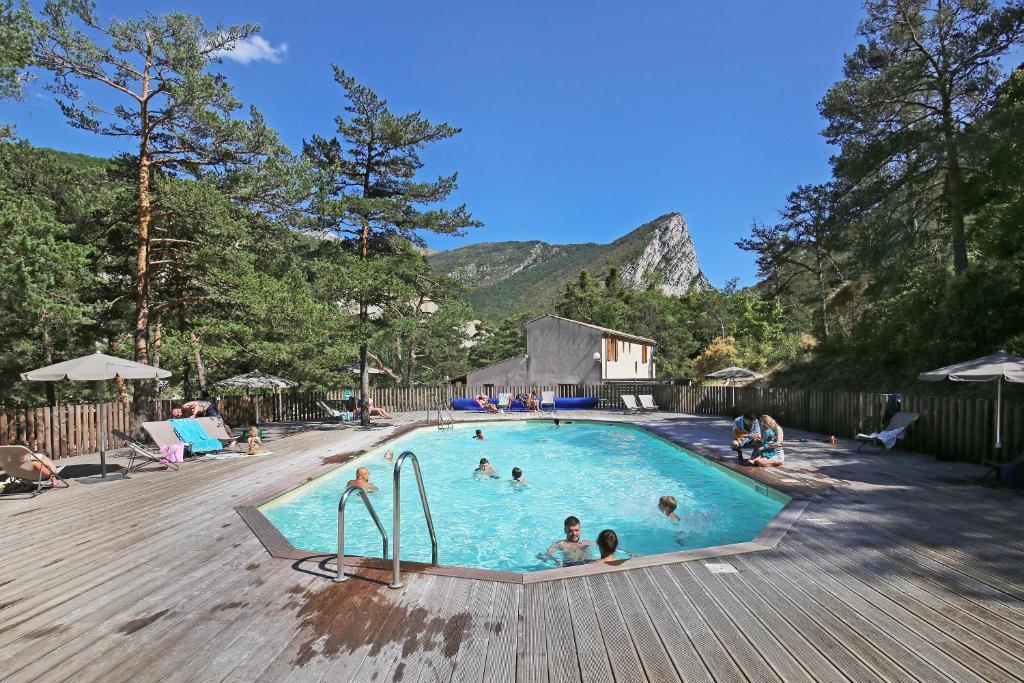 un groupe de personnes dans une piscine dans l'établissement Huttopia Gorges du Verdon, à Castellane
