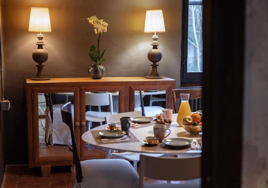 une table et des chaises avec une table blanche, une table et des chaises dans l'établissement Mulino Morandi, à Il Molinaccio