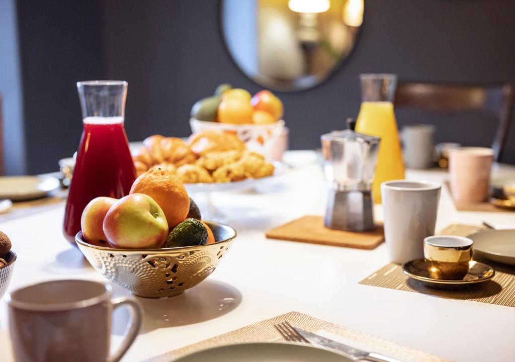 - une table avec un bol de fruits sur une table dans l'établissement Mulino Morandi, à Il Molinaccio 58 autres photos