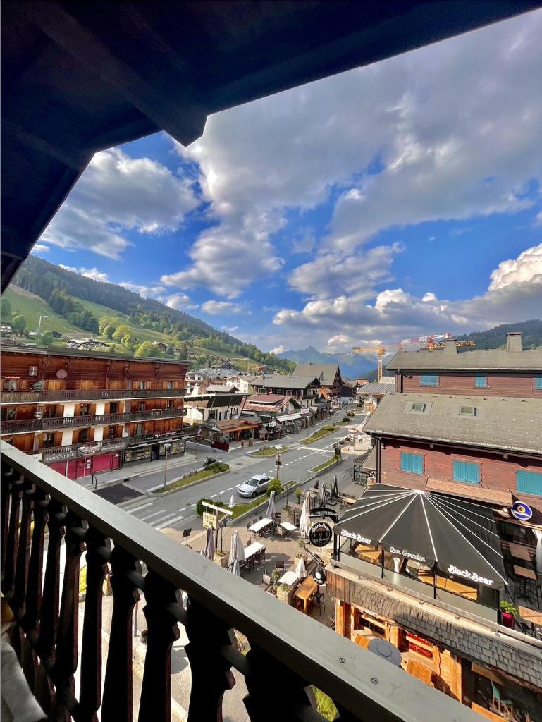 une vue d'une ville depuis un balcon dans l'établissement Résidences Delavay Les Pistes, aux Gets