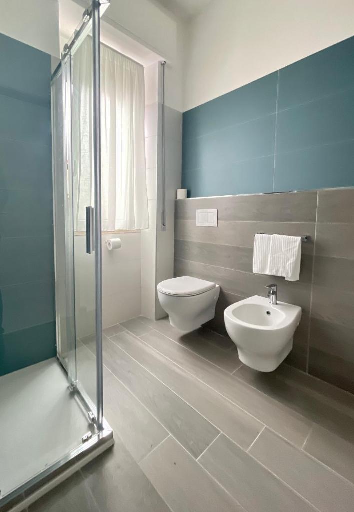 La salle de bains est pourvue de 2 toilettes et d'une douche en verre. dans l'établissement Hotel Continental, à Tortoreto Lido