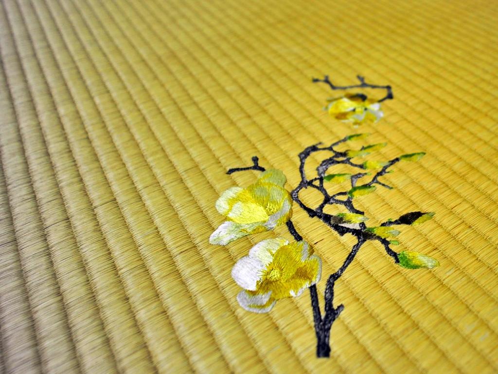 un groupe de fleurs jaunes sur une couverture jaune dans l'établissement Fudouonsen Sawaya, à Shimojo mura