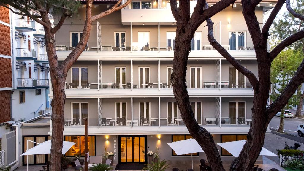 un bâtiment avec des arbres devant dans l'établissement Hotel Balaton, à Riccione