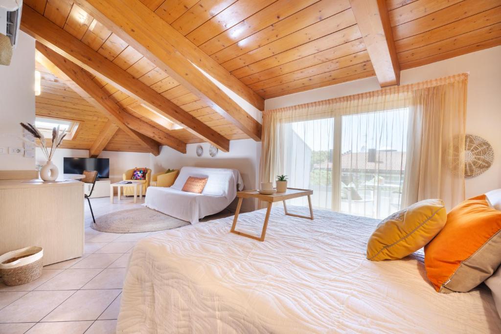 une chambre avec un grand lit et un salon dans l'établissement Hotel Balaton, à Riccione