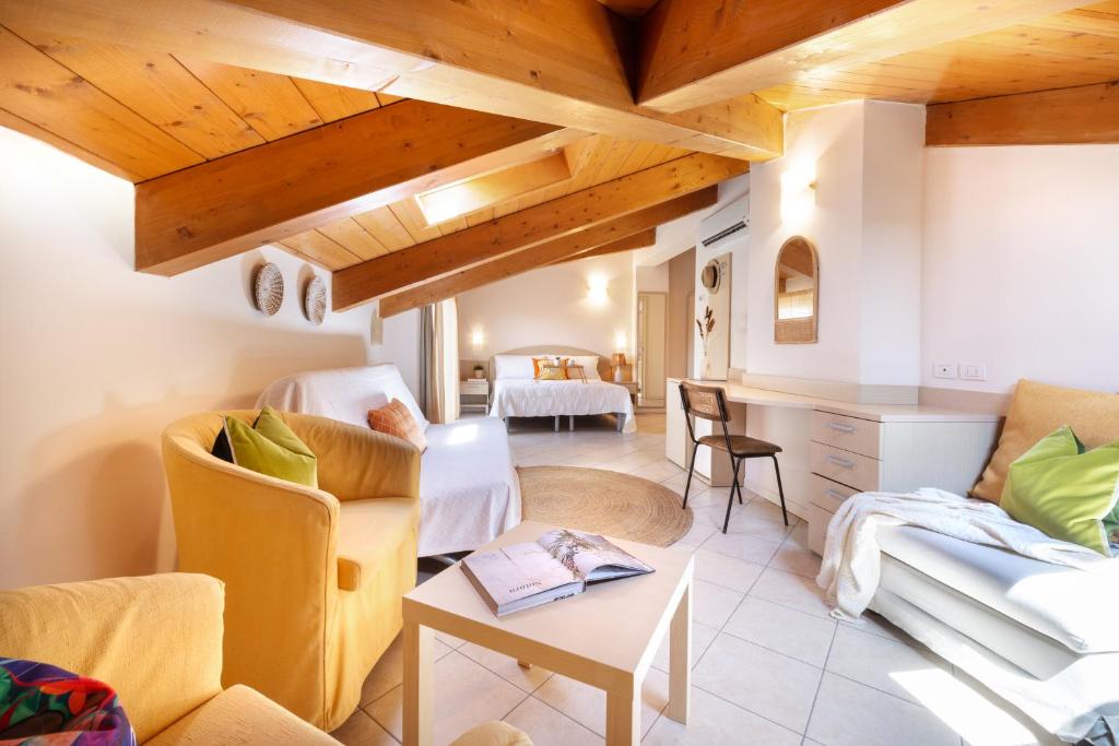 un salon avec des canapés et une table dans l'établissement Hotel Balaton, à Riccione