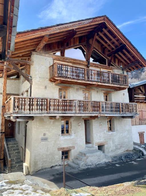 un bâtiment avec un balcon sur le côté dans l'établissement Chalet Violettes, à Villaroger