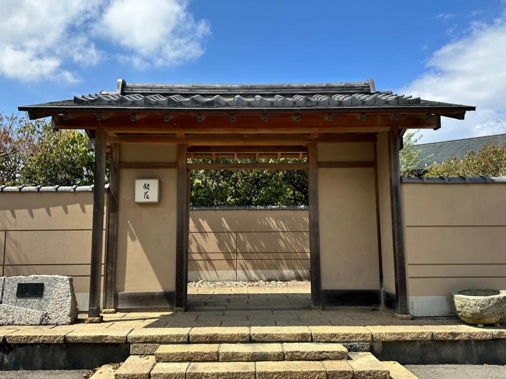 une porte menant à un bâtiment avec une porte dans l'établissement Ginka, à Toyooka 37 autres photos