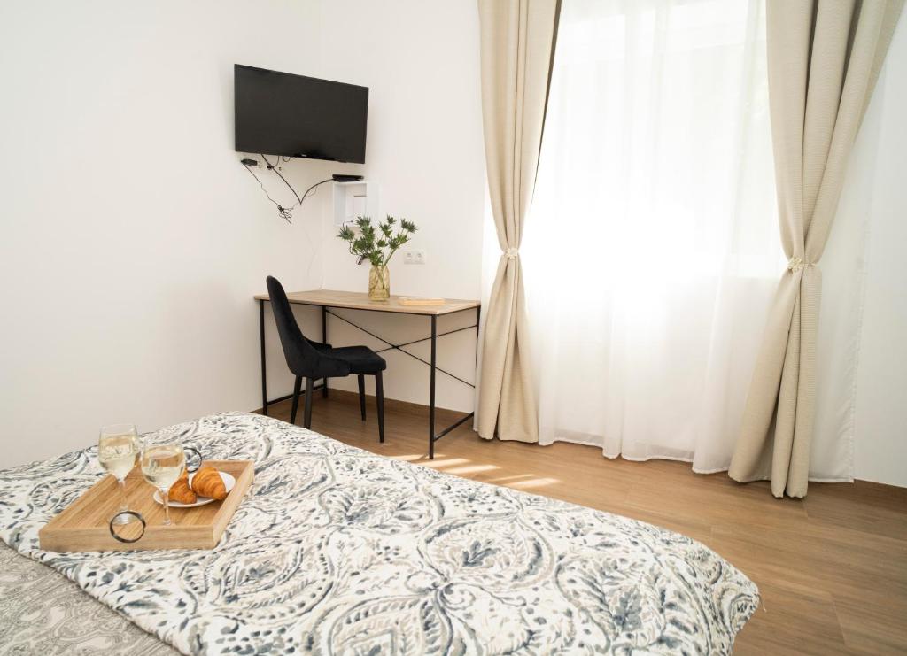 Downhill Apartment with a Private Terrace 7