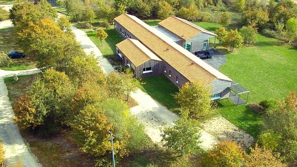 - une vue sur le toit d'une grande maison dans l'établissement Chalet nature proche lac et à 20 mn des plages en Vendée, à La Chapelle-Hermier