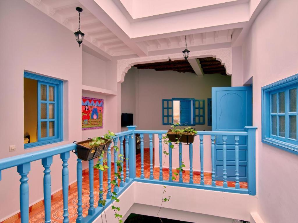 un balcon avec des balustrades bleues et des plantes en pot dans l'établissement Dar Tranquille, à Essaouira