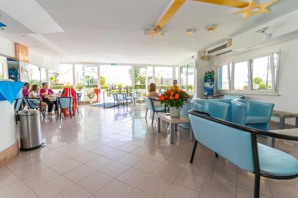 - un restaurant avec des tables et des chaises dans l'établissement Hotel Croce Del Sud, à Rimini