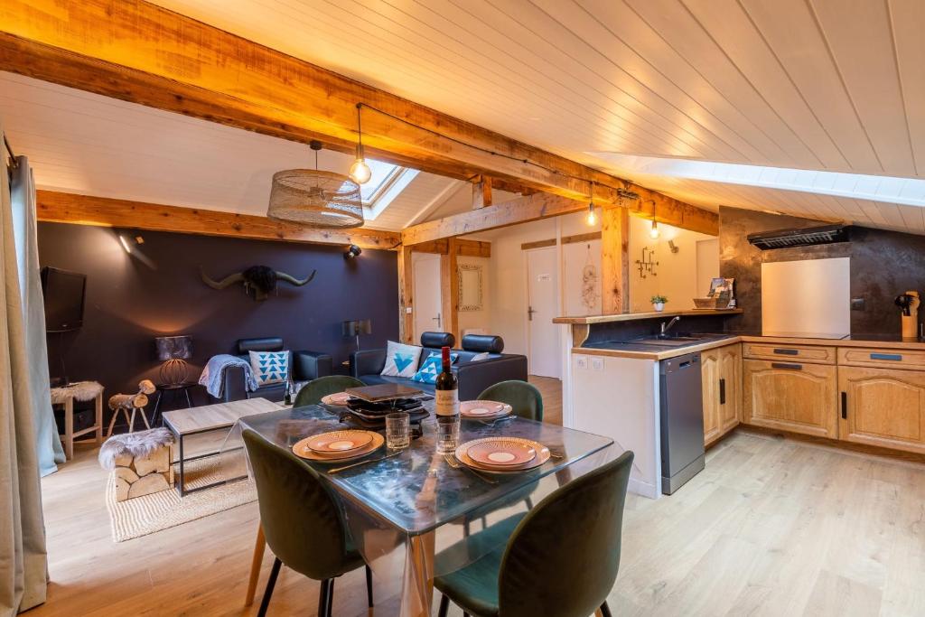 une cuisine et un salon avec une table et des chaises dans l'établissement Cozy apartment in the village center, à Saint-Jean-de-Sixt