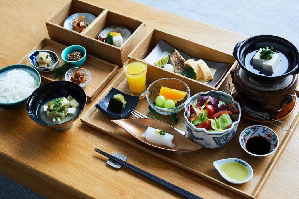 - un plateau de nourriture sur une table avec des bols de nourriture dans l'établissement SETOUCHI RETREAT by Onko Chishin, à Matsuyama