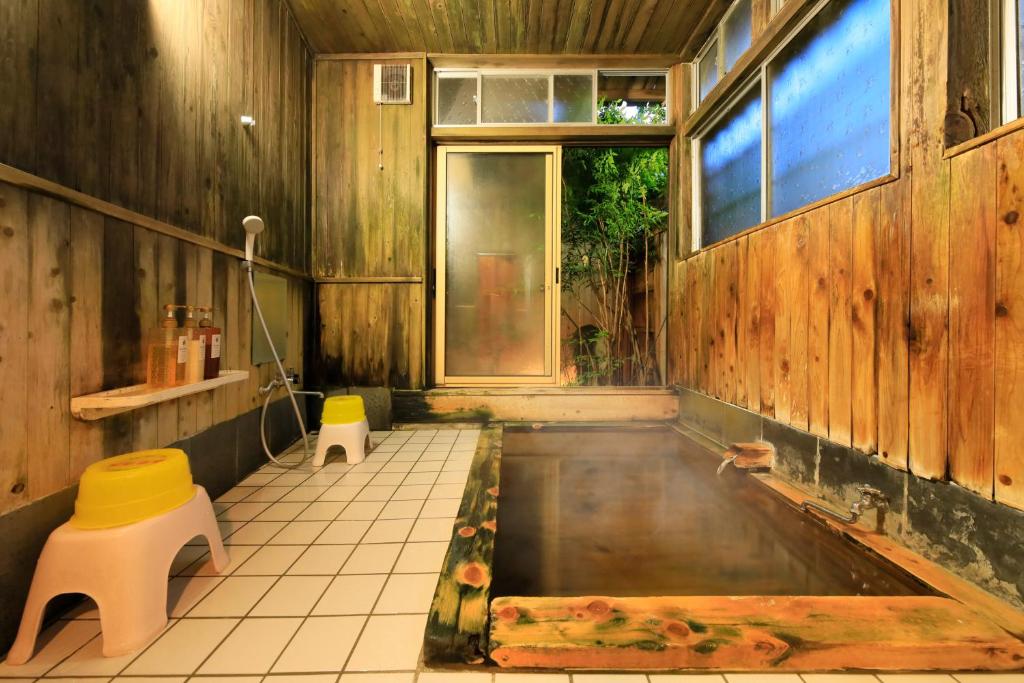 une chambre avec un étang au milieu d'une pièce dans l'établissement Yudanaka Seifuso, à Yamanouchi