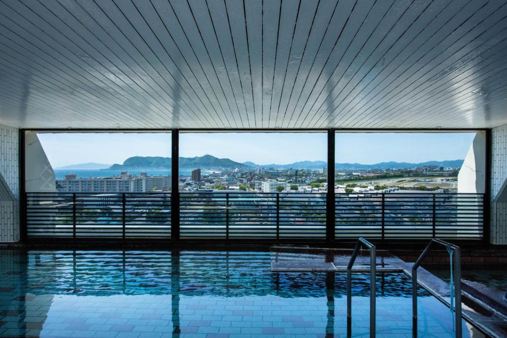 - une vue depuis le haut d'un immeuble avec piscine dans l'établissement Takuboku Tei, à Hakodate