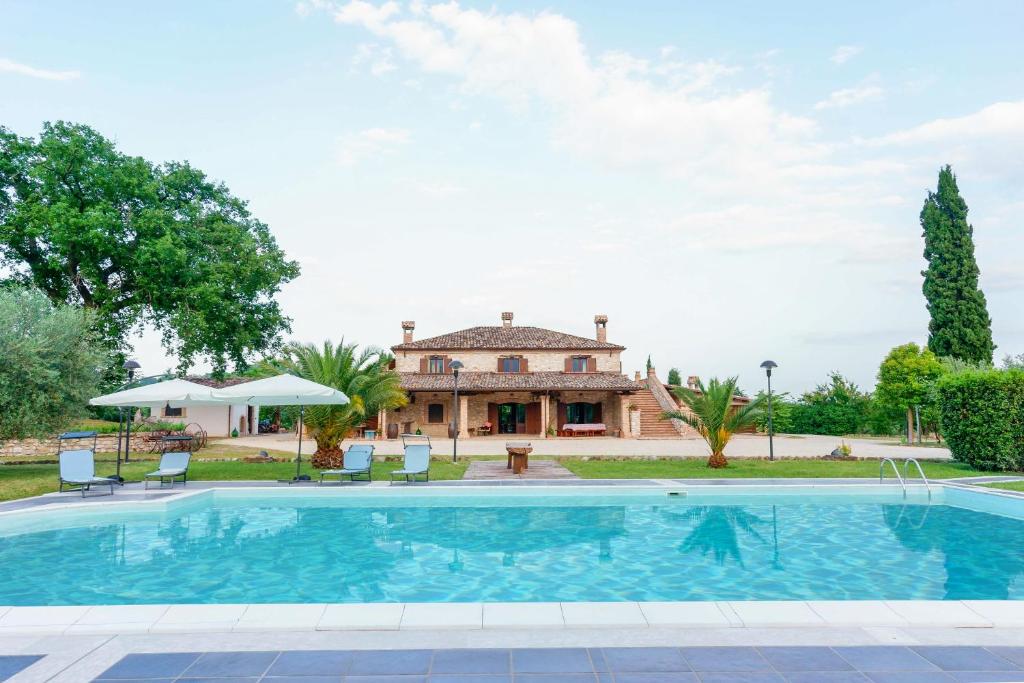 une grande piscine devant une maison dans l'établissement tHE Italian Dream Villa - Pool, Spa & Wine, à Boceto