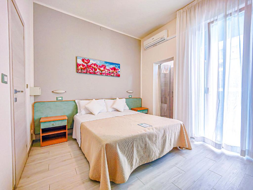 une chambre avec un lit dans une pièce dans l'établissement Hotel Rio Beach & Breakfast, à Cesenatico