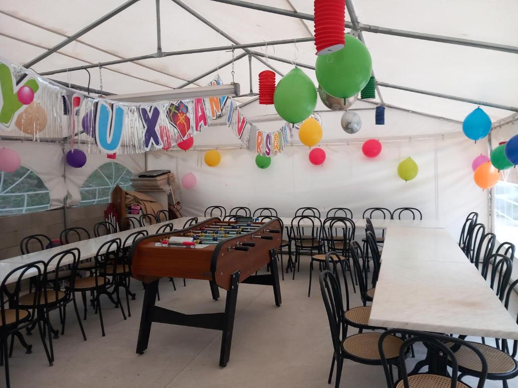 une chambre avec des tables, des chaises et des ballons dans l'établissement Domaine de la Chêneraie, à Mirabel