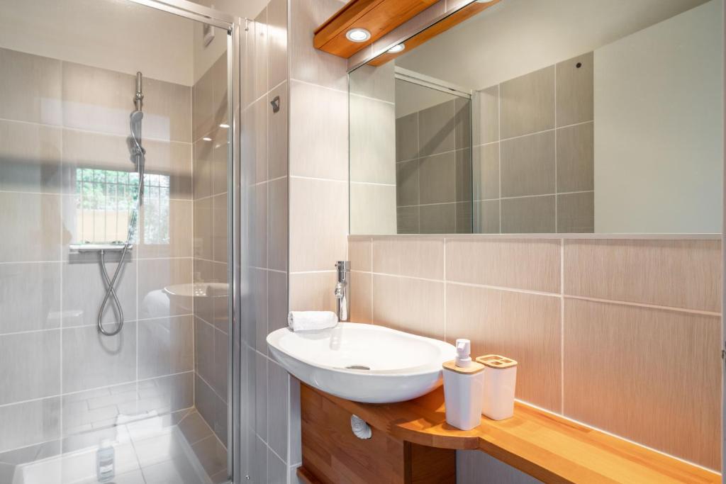 Hello Côte D'Azur - 2 bedroom apartment with balcony close to the sea 3