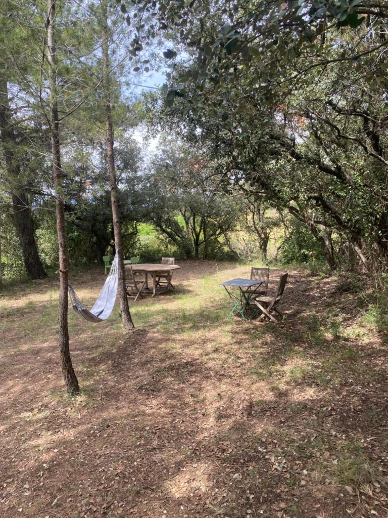 - un hamac et des bancs dans un parc arboré dans l'établissement Yourte mongole, à Gignac 2 autres photos